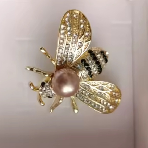 Crystal Pearl Bee Brooch Pin – Luxury Gold Insect Design - Picture 11 of 14